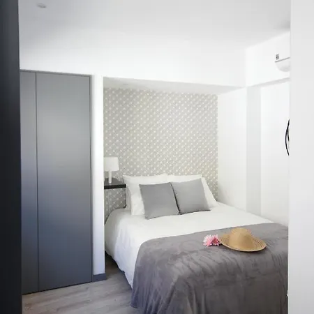 Blue Salinas 阿威罗